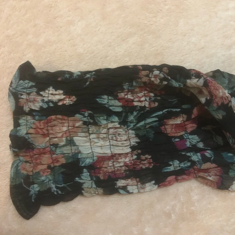 EXPRESS Black Boho Floral Top. Small Black w foral print NWT - Picture 7 of 10